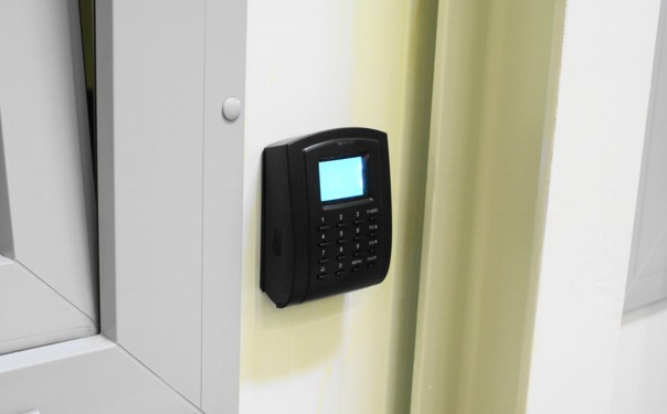 eleganckie rozwiązanie ewidencji czasu pracy na hali produkcyjnej